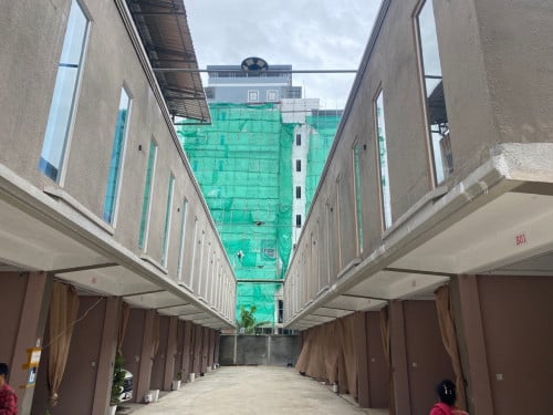 ផ្ទះ សំណាក់មានចំនូល ស្រាប់ 9000- 13000$ ក្នុងមួយខែ មាន40បន្ទប់    ដាក់ជួល 9000$ អាចសងបានថែមទៀត