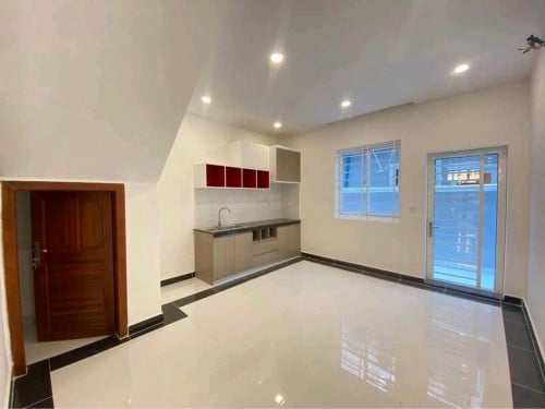 ផ្ទះល្វែងសល់ដីចំហៀង លក់បន្ទាន់( មានសំភារៈ)