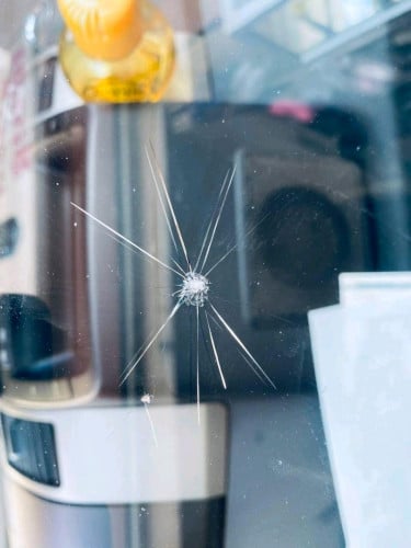 ជាងអ៊ុតកញ្ចក់ឡានប្រេះស្រាំនៅខេត្តបន្ទាយមានជ័យ