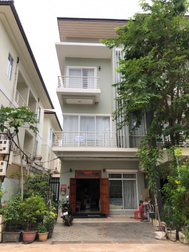 វីឡាកូនកាត់ លក់បន្ទាន់ 98000$=》88000$ចរចារ ផ្ទះសល់ចំហៀង1.5m ប្លង់រឹង