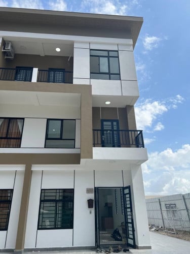 ផ្ទះវីឡាកូនកាត់_លក់បន្ទាន់! នៅបុរីជា រី ង70