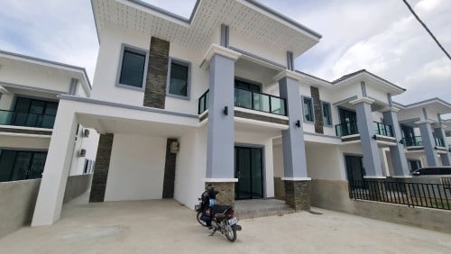 ផ្ទះវិឡាសុវណ្ណារីគម្រោង2 លក់ប្រញាប់ កាត់ប្លង់រឹងជូន