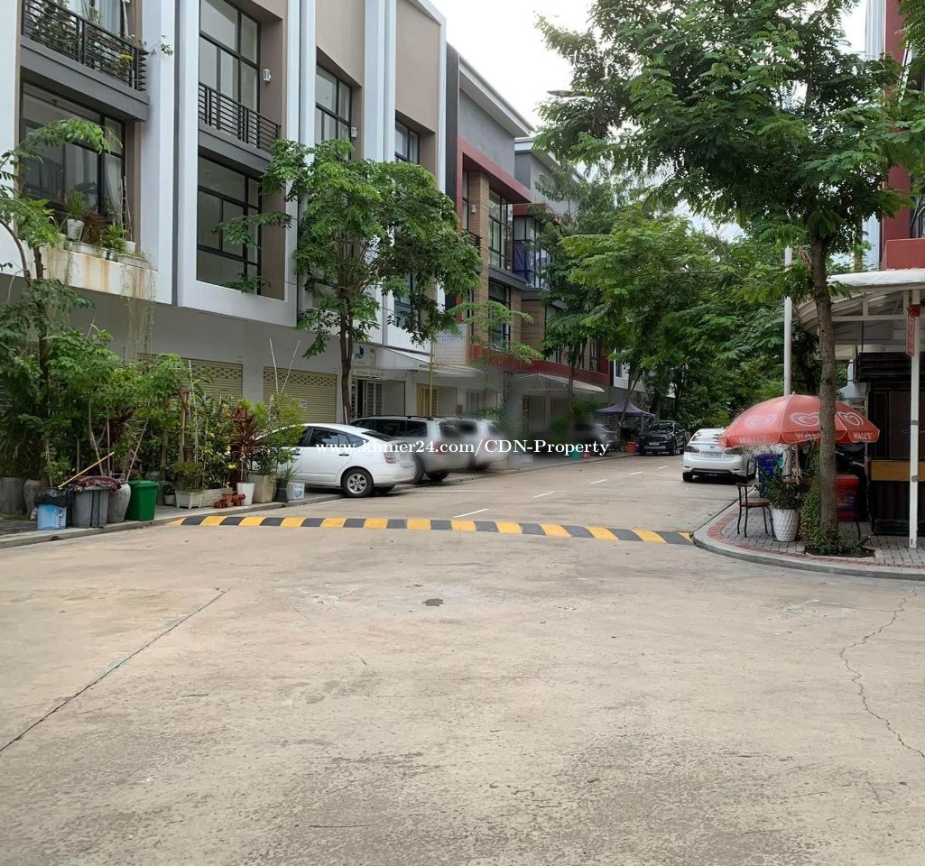 ផ្ទះអជីវកម្មដាក់លក់ ក្នុងប៉េងហួតបឹងស្នោ Shop House For Sale in Peng