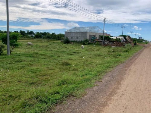 ដីលក់នៅលើផ្លូវហាយវ៉េ ស្ថិតនៅតំបបន់សក្តានុពល ផ្លូវបំបែក ទៅភ្នំសំពៅ ក្នុងសង្កាត់អូរម៉ាល់