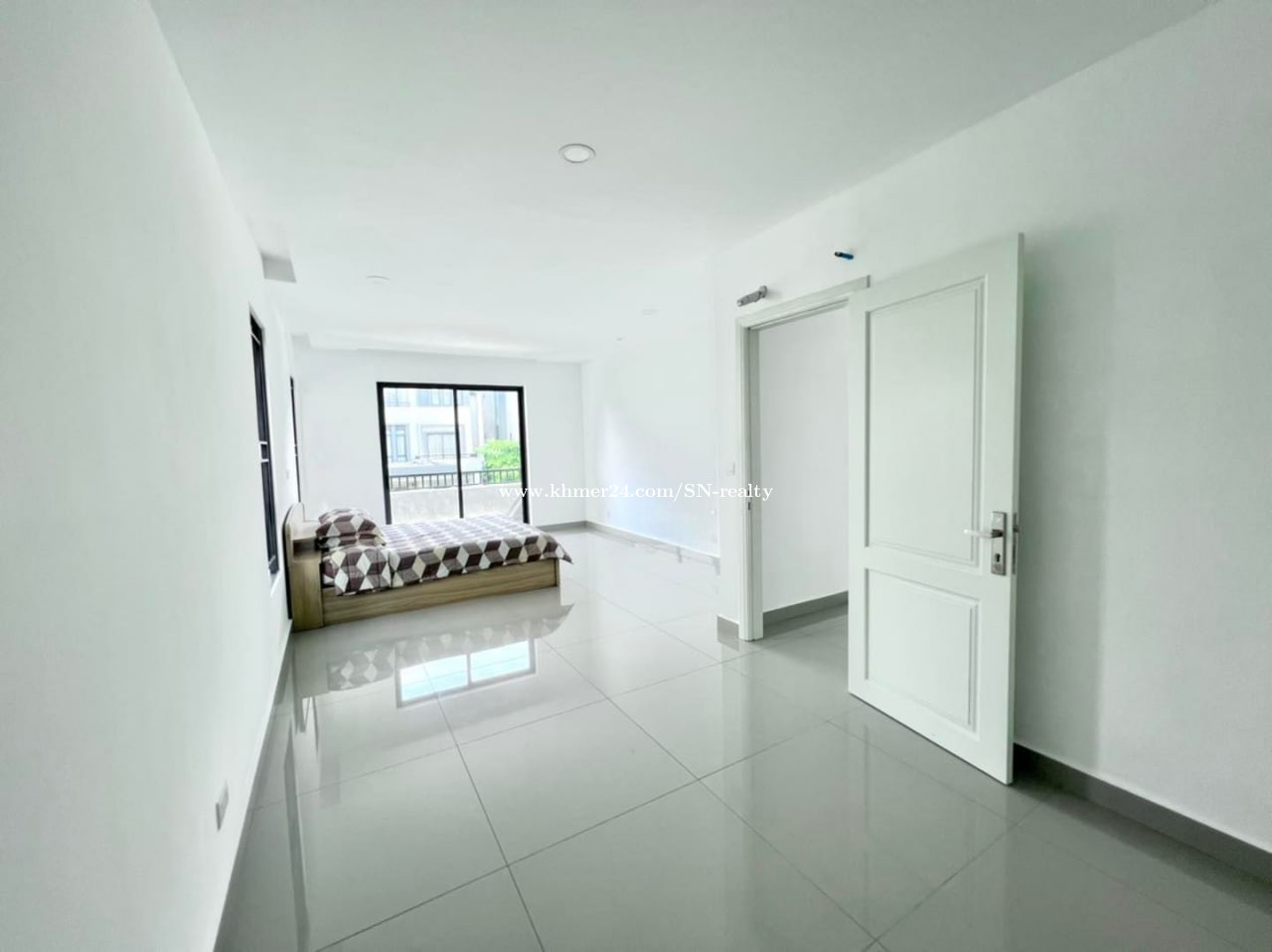 ឃ្វីនអេសម្រាប់ជួល Queen A For Rent Price 1900 in Phsar Daeum Thkov