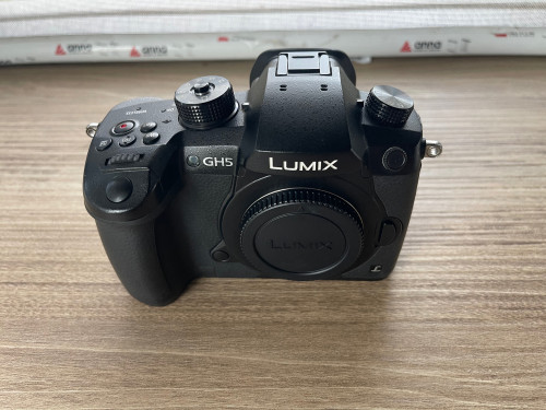 Lumix GH5 + 5 battery + V-Log ចំនេញ95$ និងថែមជេីងcamera1