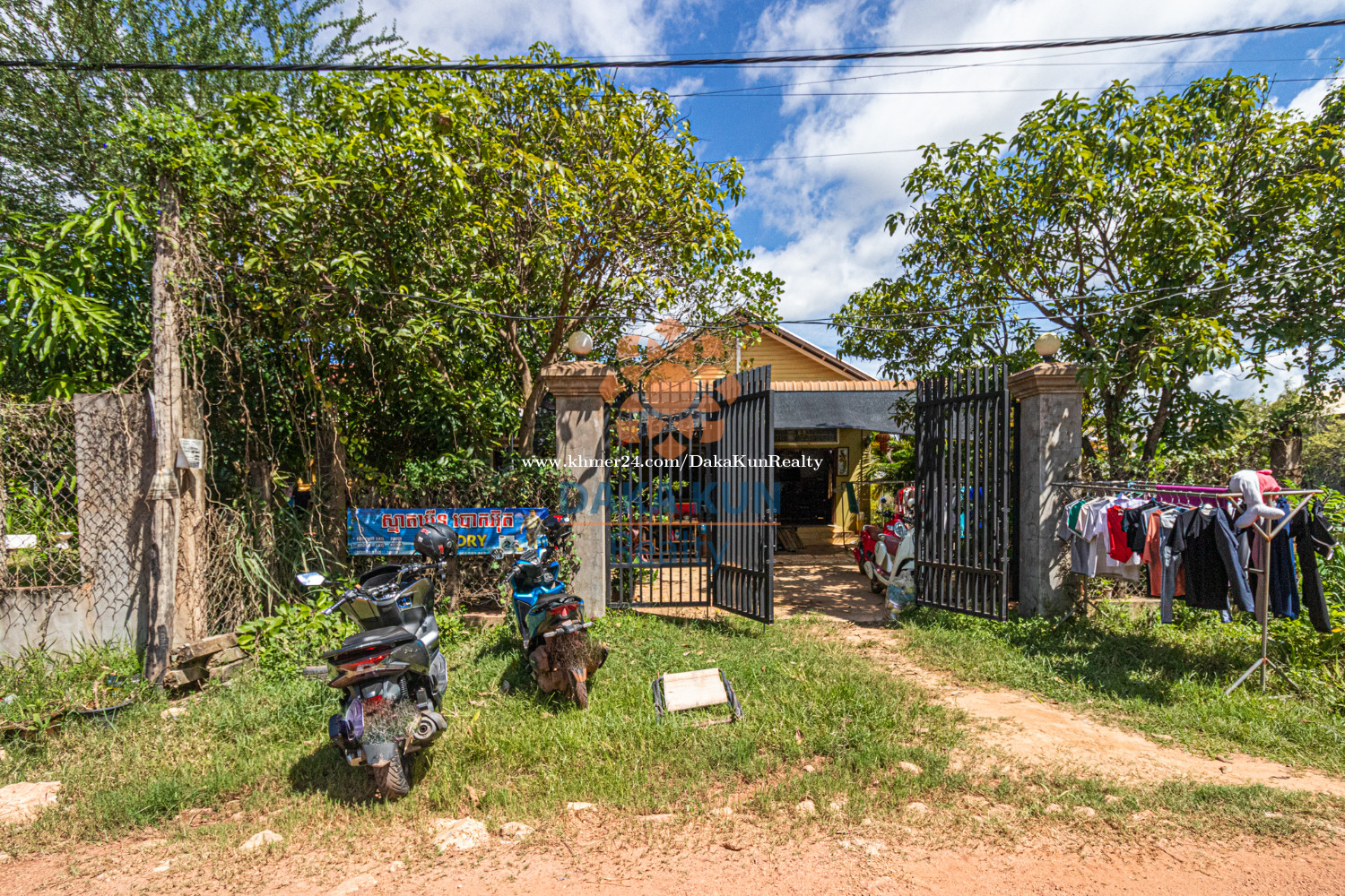 ផ្ទះលក់ក្នុងក្រុងសៀមរាបប្រហែល 100ម៉ែត្រពីក្រវ៉ាត់ក្រុង/House for Sale