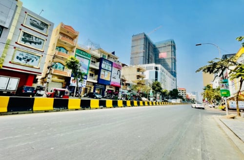 Commercial Showroom-Restaurant-Coffee Shop For Rent Along Monivong BLVD, 17x34m, 10,000$ Per Month