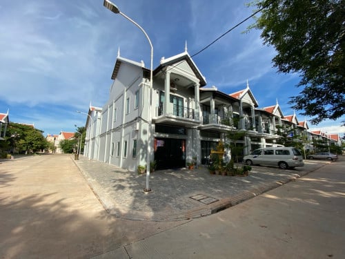 ផ្ទះលក់​ក្រោមថ្លៃដេីម