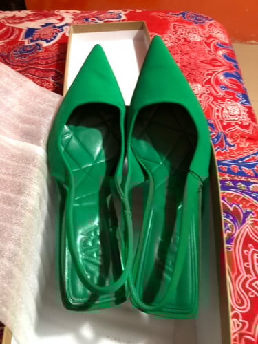 ស្បែកជេីងនារី​ ស្បែកទន់ល្អលេខ42ថ្មី១០០%មិនដែលពាក់