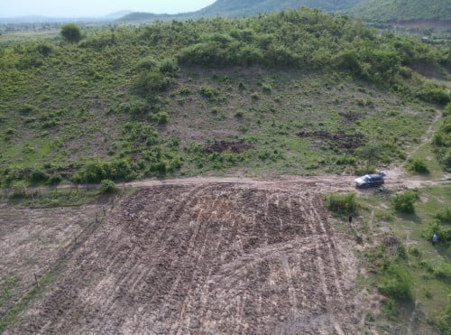 ដីលក់ជាប់ភ្នំ ក្បែរគំរោងរីសតដីជាប់ភ្នំទំហំប្រើប្រាស់ជាកស្តែងជិត១ហិតា