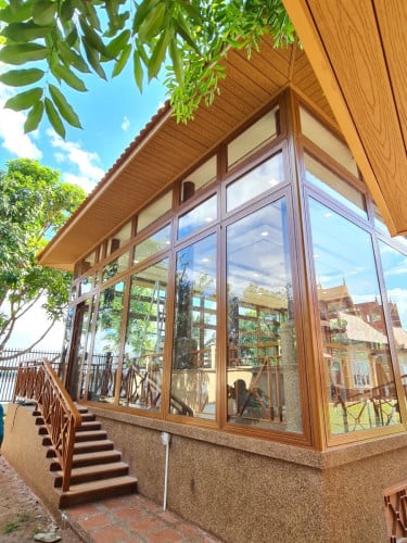 Glass works. ផ្គត់ផ្គង់ និងដំឡើងទ្វារកញ្ចក់ បង្អួច និងទ្វារ