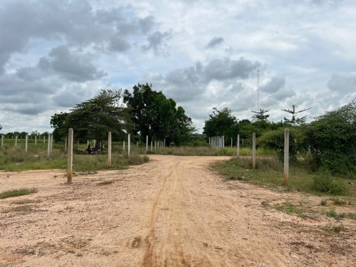 ដីលក់ ៥x២០ ម្តុំស្រែប្រាំង ប្លង់រឹង ផ្លូវមុខក្រោយ