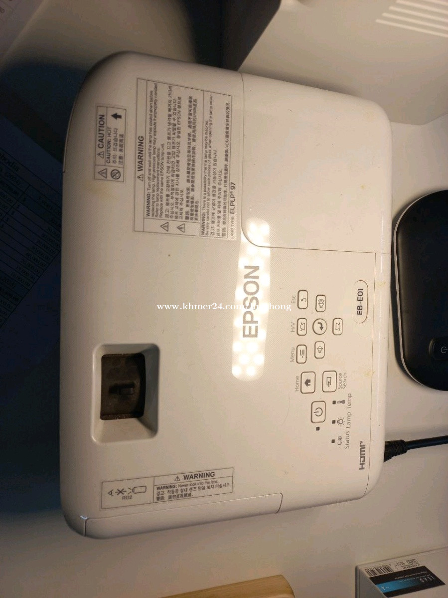 LCD projector ទិញមកថ្មី 400 លក់វិញ តែ260ទេ ។នៅថ្មីណាស់ទើបតែប្រើទេ in Phnom Penh, Cambodia on