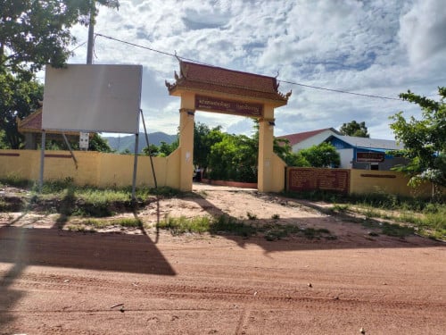 ដីចំការស្វាយ​ នៅជិតភ្នំ​ នៅជិតរម្មណីដ្ឋានកំពូលពេជ្យ​ ពុធ្ធិគីរី​ នឹងរម្មណីដ្ឋានត្រីមាស