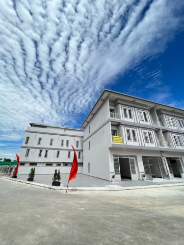 ផ្ទះលក់ ផ្លូវព្រៃស (ផ្ទះកែងបែរទៅកើត) ដំបូលប្លង់សេរ ទំហំសរុប 200 ម៉ែត្រការ៉េ