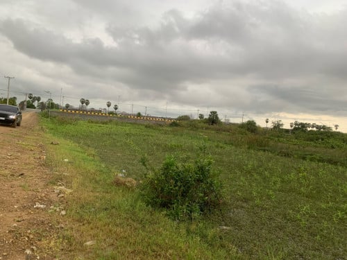 ដីលក់ បណ្ដោយផ្លូវប្រហែល 98ម៉ែត មុខចុះទៅក្រោម 14 ម៉ែត សរុប ប្រហែល 1400ម៉ែតការ៉េ