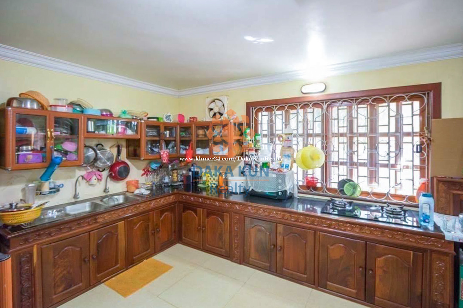 ផ្ទះលក់នៅក្រោយសណ្ឋាគារអង្គរអេរ៉ា, ក្រុងសៀមរាប/House for Sale in Siem