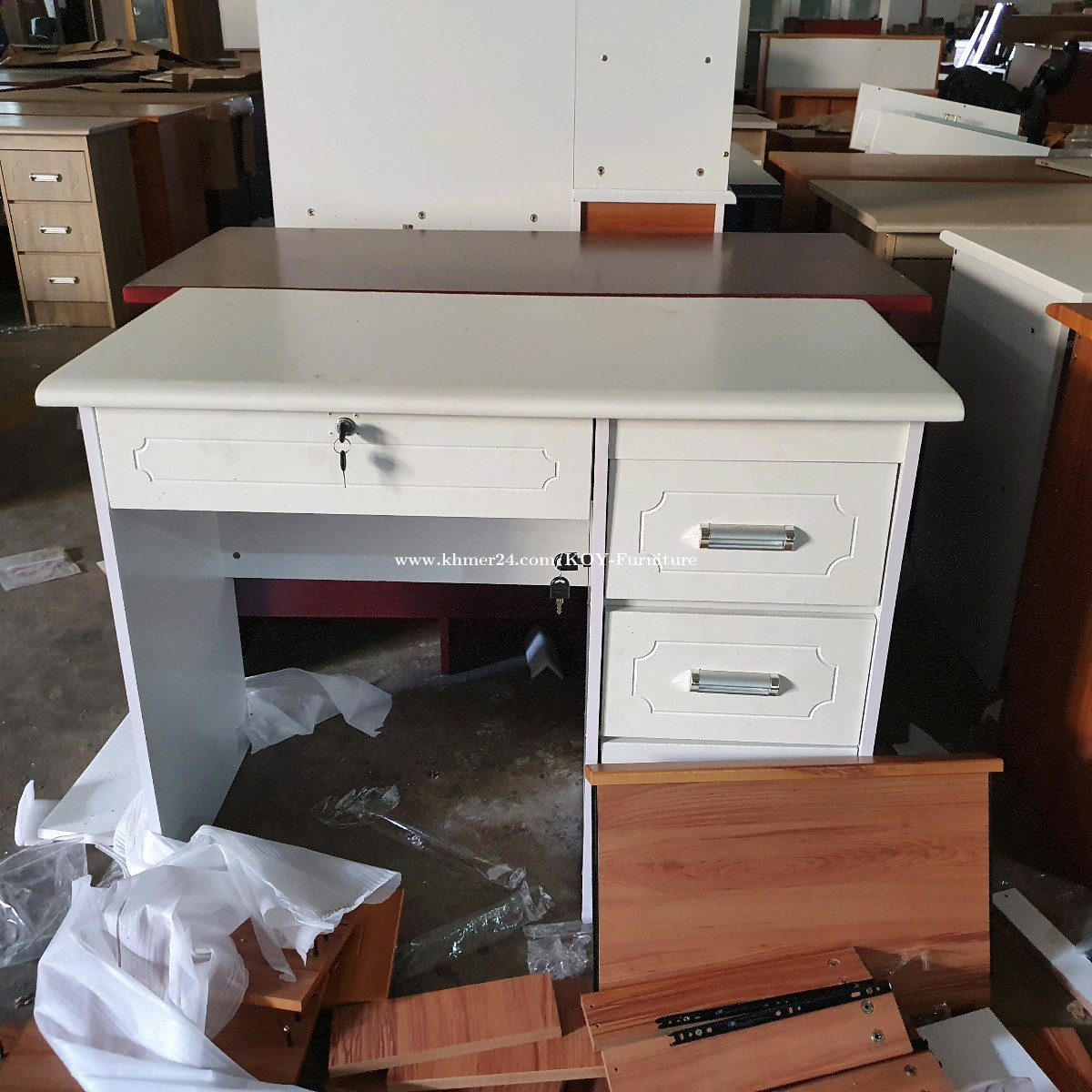 Desks Table 1m in Phnom Penh, Cambodia on