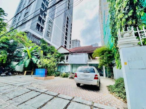 Villa For Rent In Beoung Keng Kang 1, Close Norodom BLVD, Land Size: 17x33m, Building Size: Approximately 14x18m, 02 Floors, 07 Bedrooms, Good Parking &amp; Good Location, 5,000$ Per Month (Negotiable)