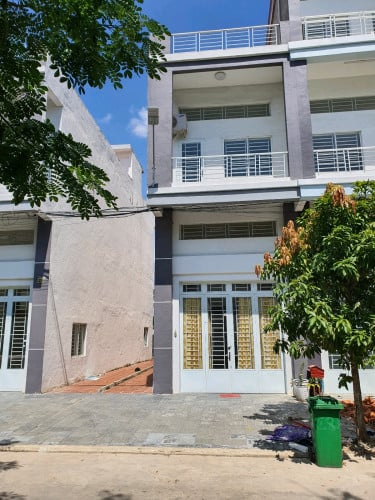 ផ្ទះបុរីពិភពថ្មី​ចំការដូង៣សំរាប់លក់មានដីកៀន 1.75ម