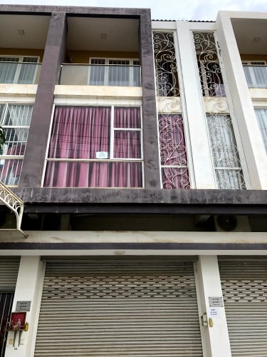 For Rent ផ្ទះល្វែង  Shop house សម្រាប់ជួល * ទីតាំង នៅបុរីឌឹផ្លរ៉ា ផ្លូវជាតិលេខ6A