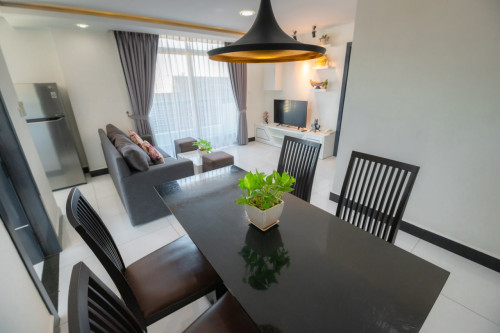 N257 | Western 2 Bedrooms Apartment in BKK3 For Rent Free Gym and Pool