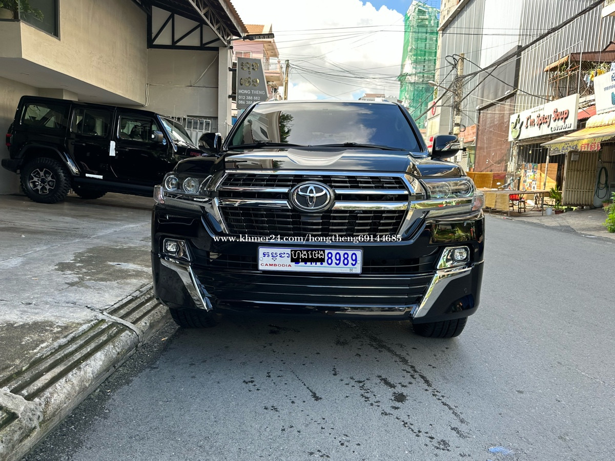 landcruiser in Phnom Penh, Cambodia on