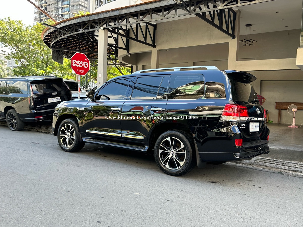 landcruiser in Phnom Penh, Cambodia on