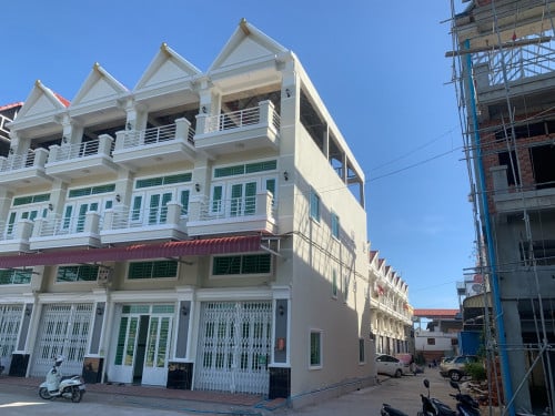 ផ្ទះល្វែងតំលៃកក់ត្រឹម30%មុនអាចមានការថែមសំយាប់ខាងមុខផ្ទះ