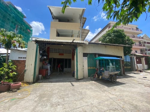 ដី ផ្ទះសំរាប់ជួល ឬលក់ (អាចកែ ឬវាយសំណង់ចោលបាន)