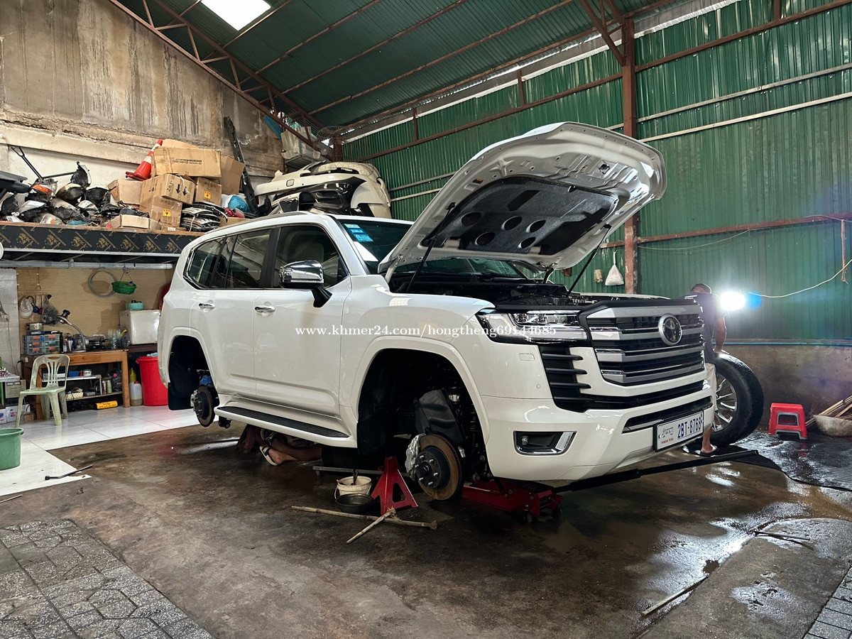 landcruiser in Phnom Penh, Cambodia on