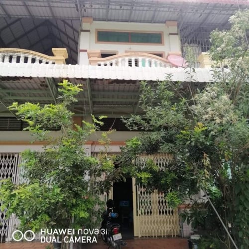 មុខផ្ទះសល់ដីធំសំរាប់ចតឡាន​ និង​ មានប្លង់រឹង