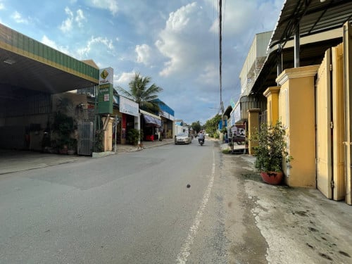 ដីផ្ទះ លក់ផ្លូវអ៊ូរអរ កណ្តាលក្រុងតាខ្មៅ