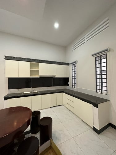 ផ្ទះល្វែងលក់ប្រញ៉ាប់​ បុរីពិភពរស្មី (ក្បាលថ្នល់)