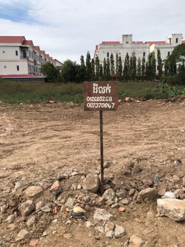 ដីលក់ ម្តុំផ្សារឈូកមាស