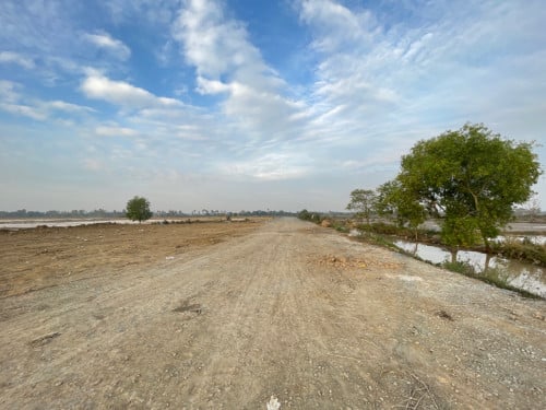 ដីលក់បន្ទាន់ ប្រឡាយ 32ម៉ែត្រ ជិតព្រលានយន្តហោះភ្នំពេញថ្មី និង ផ្លូវជាតិលេខ២