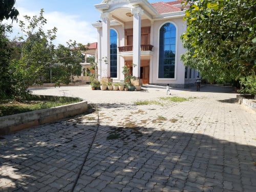 ផ្ទះVilla ស្រស់ស្អាតសំរាប់លក់តំលៃពិសេសទំហំដី2400m2 ម្តុំAeon3