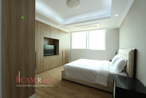 프놈펜에 임대 주택 BKK1 area | Big 4 Bedrooms penthouse serviced apartment for rent in BKK1 area