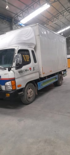 ឡាននេះសម្រាប់ជួលជាខែ 这辆汽车是月租的.