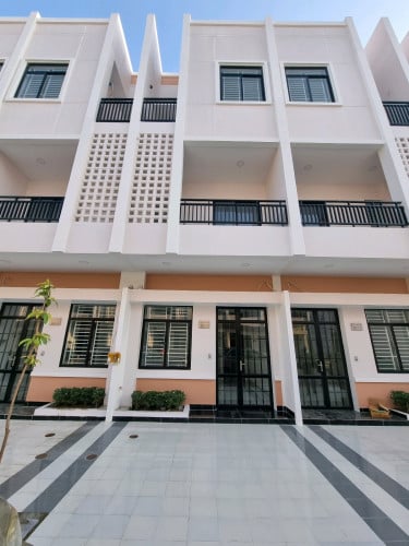 វីឡាកូនកាត់ ទំហំ 4.2m x 12m សល់មុខ 4.5m ក្រោយ 1.5m ផ្ទះមានអ្នកជួលស្រាប់ 280$/ខែ