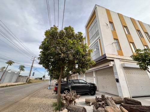 Conner Business House for Sell on mainroad