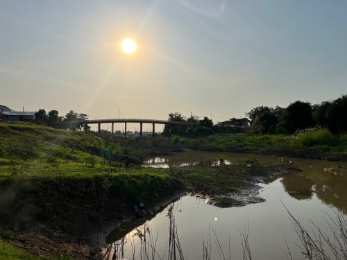 ដីកែងជាប់ព្រែក ក្បែរទន្លេ ឡានបើកដល់ក្បាលដី