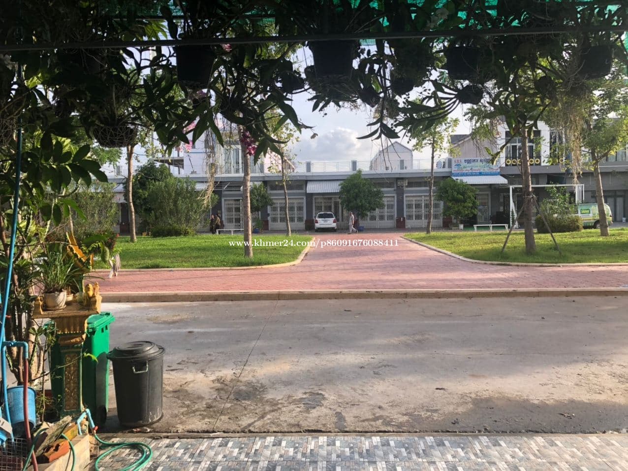 ផ្ទះលក់បន្ទាន់នៅបូរីពិភពថ្មី១ចំការដូង (សួននៅមុខផ្ទះ)