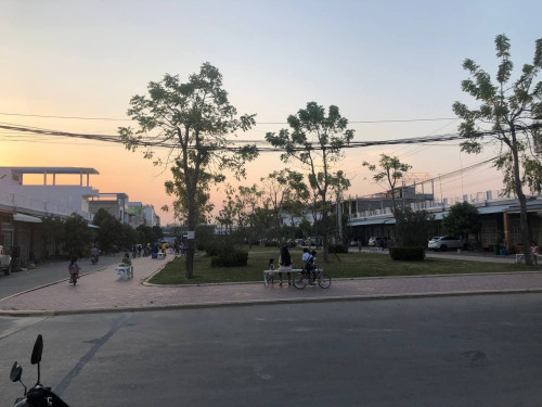 ផ្ទះលក់បន្ទាន់នៅបូរីពិភពថ្មី១ចំការដូង (សួននៅមុខផ្ទះ)