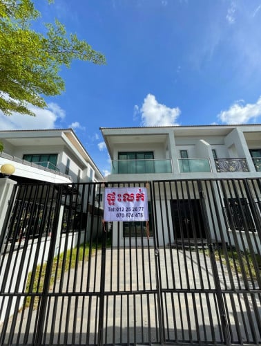 វីឡាក្នុងបុរីទេសចរណ៍លក់បន្ទាន់