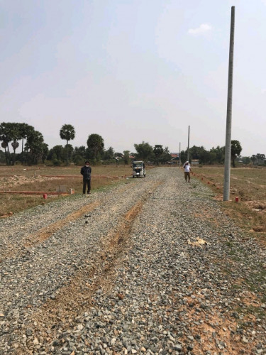 ដីសំរាប់លក់ 360m2 ចាក់គ្រោះហើយ មានបង្គោលភ្លើងរួចជាស្រេច នៅចំកណ្តាលដីក្រុមហ៊ុនដីឡូដ៏ ពិតជាដីល្ឣ