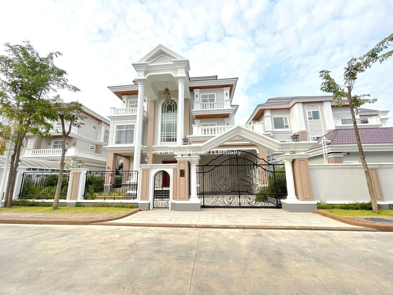 វីឡាឃ្វីនសម្រាប់ជួល Villa Queen for Rent Price 6000 in Chak Angrae