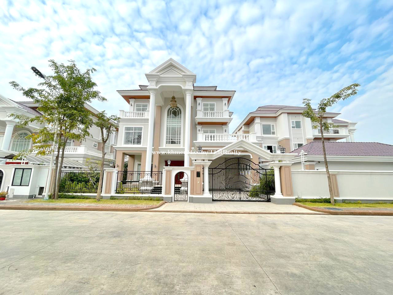 វីឡាឃ្វីនសម្រាប់ជួល Villa Queen for Rent Price 6000 in Chak Angrae