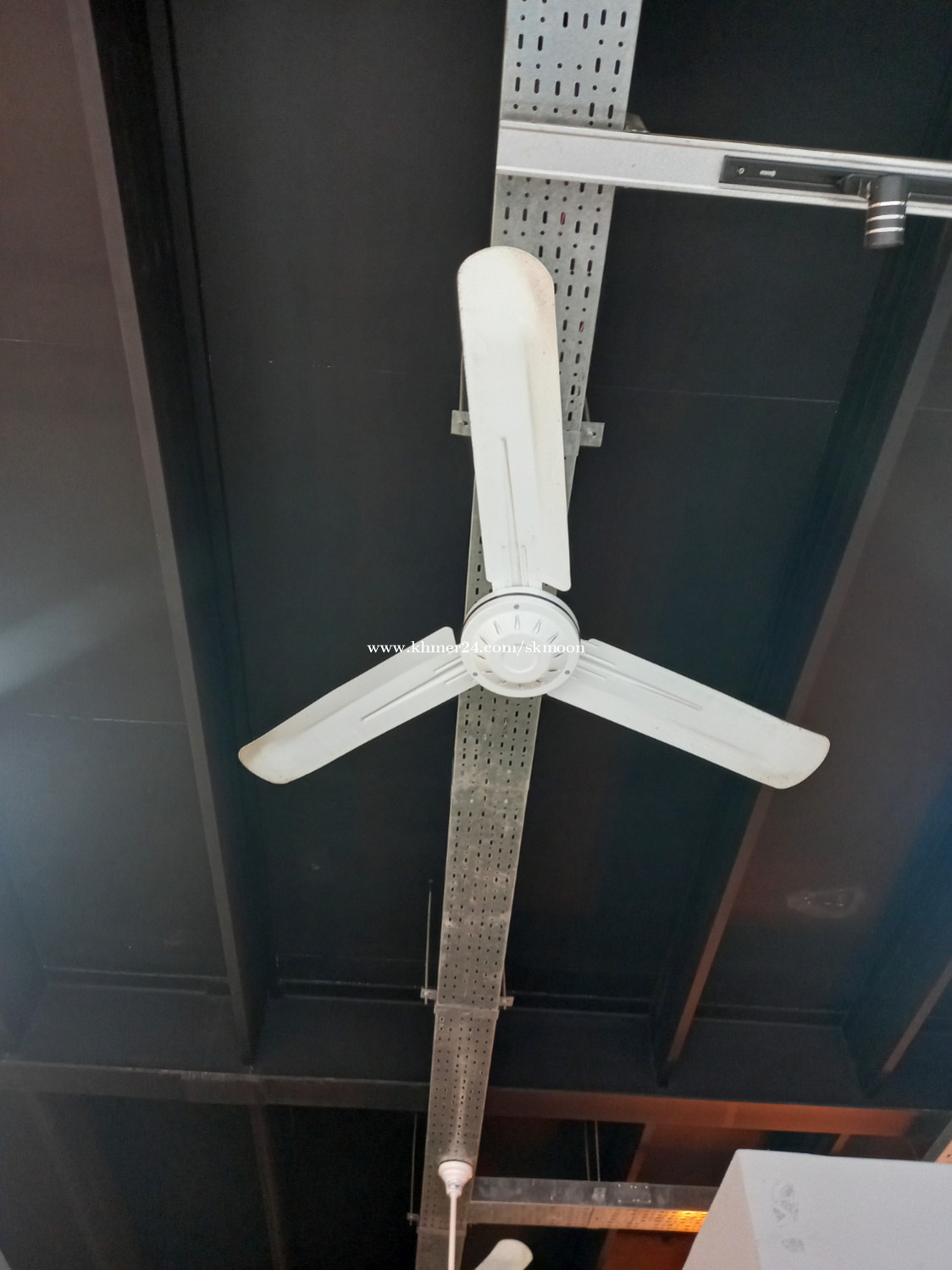 A ceiling fan Price 50.00 in Phnom Penh, Cambodia Sk Moon
